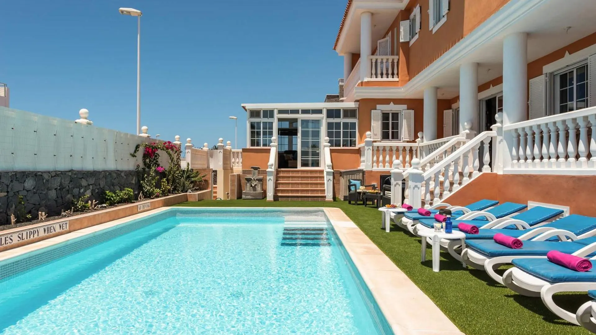 Villa Naranja Mit Beheiztem Pool Und Meerblick カジャオ・サルバヘ